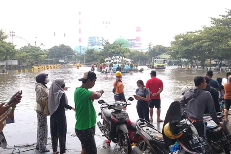Ketinggian banjir rob di Pelabuhan Tanjung Emas Semarang sudah lebih menurun daripada kemarin. (Ayosemarang.com/Audrian Firhannusa)