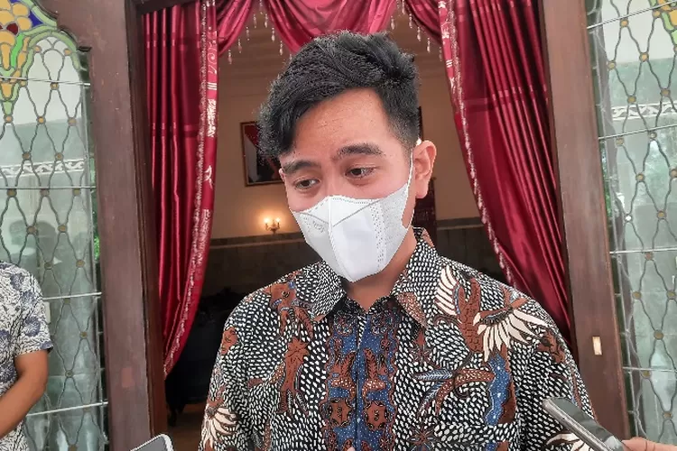 Wali Kota Solo Gibran Rakabuming Raka minta masyarakat tidak terburu-buru buka masker (Endang Kusumastuti)