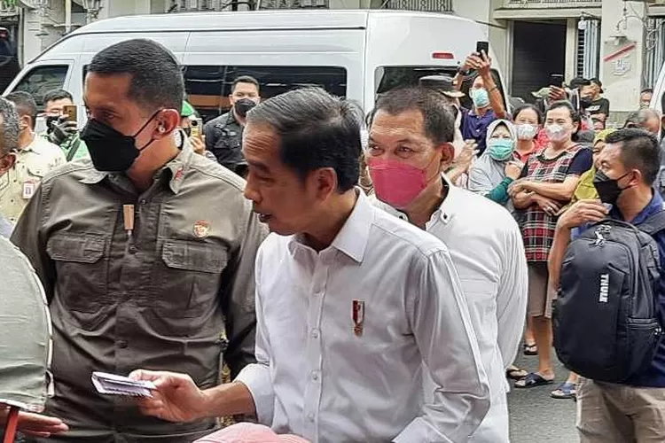 Presiden Joko Widodo memberikan bantuan kepada penarik becak di kawasan Pasar Gede Solo (Endang Kusumastuti)