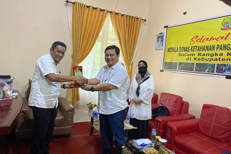 Kadis Ketahanan Pangan Provinsi Kemal Redindo saat memberikan plakat ucapan terima kasih kepada Kadis PKP Muharwan (Dok. LHR)