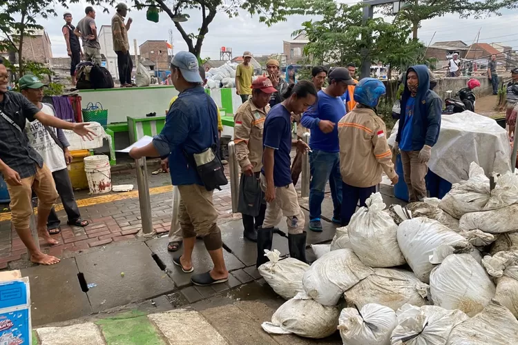 Pelindo III telah menyiapkan 3600 sand bag untuk dapat cepat memperbaiki tanggul jebol milik PT Lamicitra di Pelabuhan Tanjung Emas Semarang (AG Sofyan)