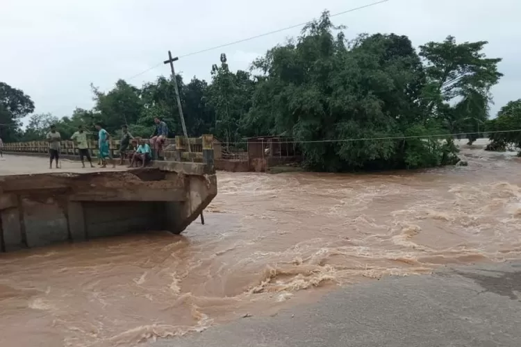 Sungai Brahmaputra meluap membuat puluhan kecamatan di India terendam banjir. 