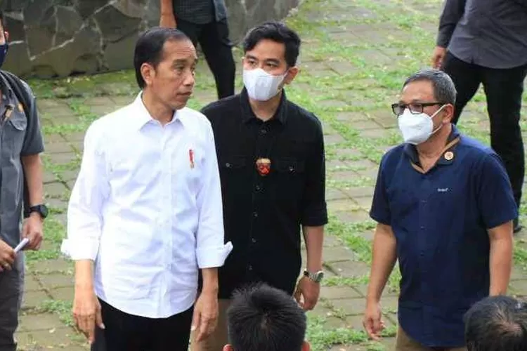 Presiden Joko Widodo bersama Wali Kota Solo Gibran Rakabuming Raka saat mengunjungi Taman Balekambang Solo (Endang Kusumastuti)