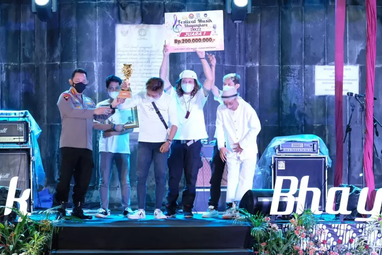 Kapolri Jenderal Pol Listyo Sigit Prabowo menyerahkan hadiah kepada pemenang festival musik jalanan di Yogyakarta. (Humas PMJ)