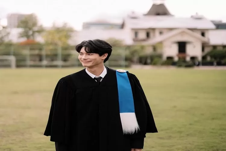 10 Potret Wisuda Win Metawin yang Dihadiri Oleh Para Anggota F4 Thailand Tanggal 27 Mei 2022 dari Universitas Thammasat (instagram.com/@winnaarukk)