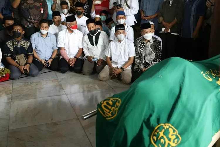 Gubernur Jawa Tengah Ganjar Pranowo memberikan penghormatan terakhir pada Buya Syafii Maarif. (dok humas jateng)