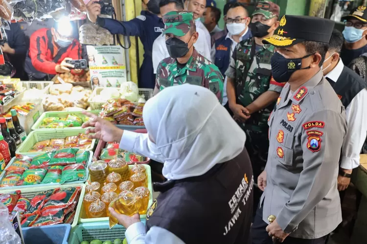 Forkopimda Jatim turun ke salah satu pasar tradisional di Surabaya terkait harga dan distribusi minyak goreng.  (Polda Jatim )