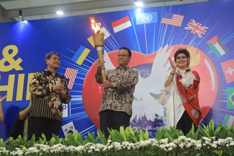 Gubernur DKI Jakarta  Anies Baswaedan membawa obor paskah 2022 di  Jakarta Internasional Stadion (JIS), Jumat (27/5/2022)J