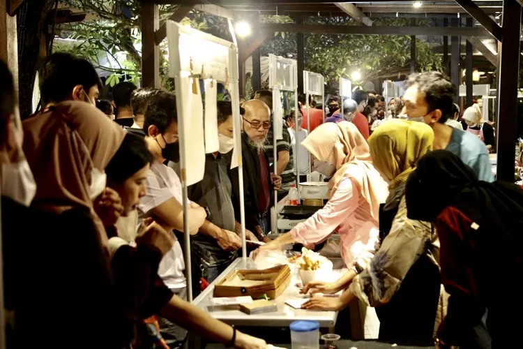 Pecinta pempek tampak antri untuk mendapatkan kuliner khas Palembang - Foto: Henry Lukmanul Hakim