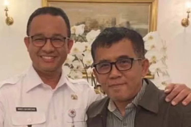 Ketua DPD Partai Demokrat DKI Jakarta Mujiyono (kanan), bersama Gubernur Anies Baswedan.