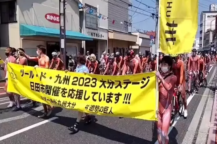 Pesepeda Cosplay Titan di jalanan Jepang  ( Tangkapan layar twitter/@minami1969)