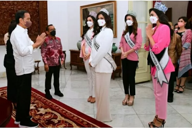 Presiden Jokowi saat menerima para Puteri Indonesia 2022 di Istana Negara Jakarta. (BPMI Setpres.)