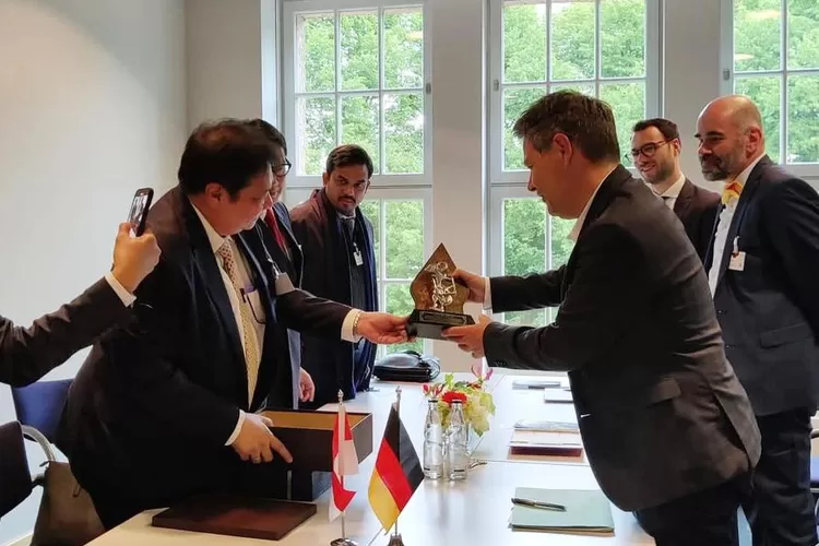 Menko Perekonomian Airlangga Hartarto menyerahkan cendera mata dalam pertemuan dengan delegasi Jerman  (Ist)