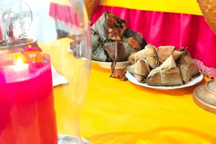 Makanan berupa bacang kerap disajikan saat tradisi sembahyang bacang alias Pe Cun. (Ayocirebon.com/Erika Lia L)