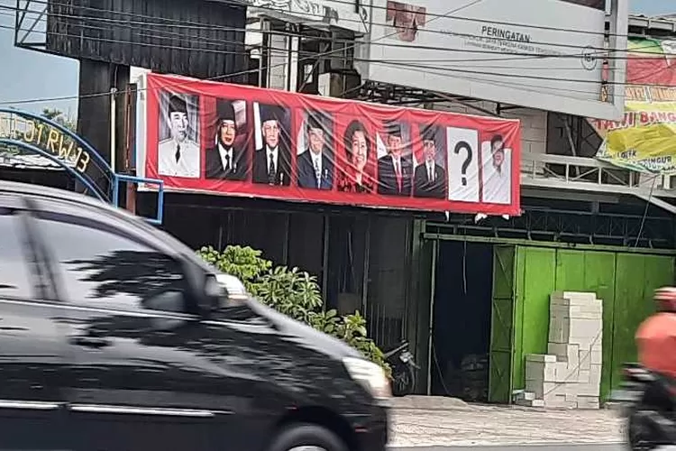 Spanduk bergambar Wali Kota Solo Gibran Rakabuming Raka berjajar dengan foto tujuh Presiden Indonesia (Endang Kusumastuti)