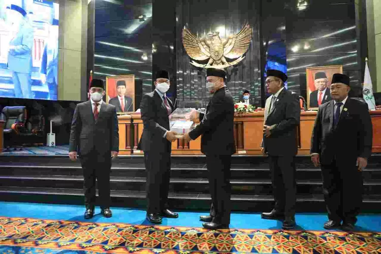 Gubernur DKI Jakarta Anies Baswedan (kedua dari kiri)  menerima hasil audit BPK disaksikan oleh para pimpinan DPRD DKI, Selasa (31/5/2022).