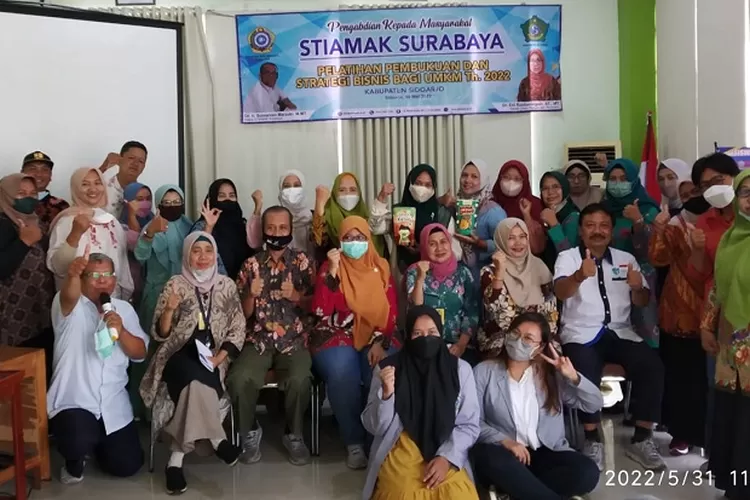 Jajaran Stiamak Barunawati dan peserta disela pelatihan.