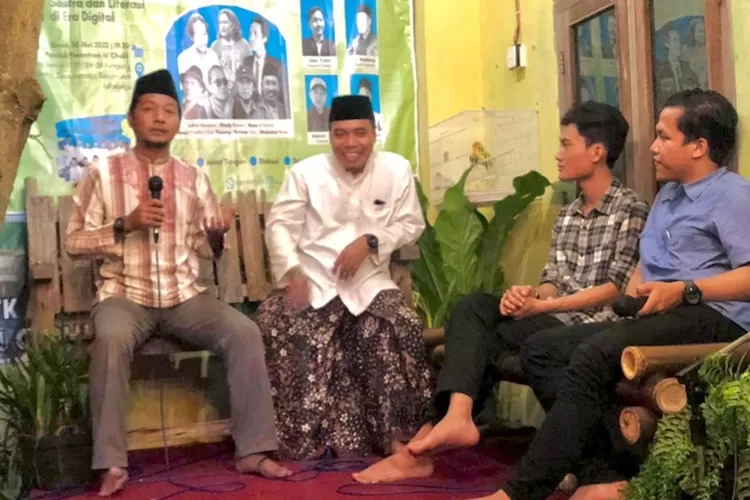 Diskusi Literasi dan Katalisasi Sastra di Era digital, di Ponpes Alcholil , Sarirejo  Kaliwungu Kendal.  (edi prayitno/kontributor Kendal)