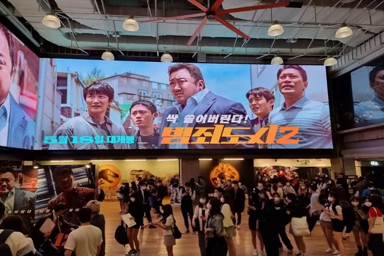 Antrian penonton di tanggal 29 Mei 2022 saat membeli tiket Crime City 2 di salah satu bioskop di Seoul, Korea Selatan ( Twitter /@PARK_JAEEON)