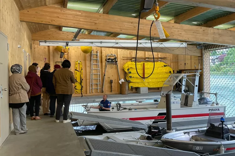 Pencarian terhadap Emmeril Kahn Mumtadz, atau Eril masih difokuskan di dua pintu air Sungai Aare. Keluarga Ridwan Kamil ikut mencari sendiri. (kemlu.go.id)