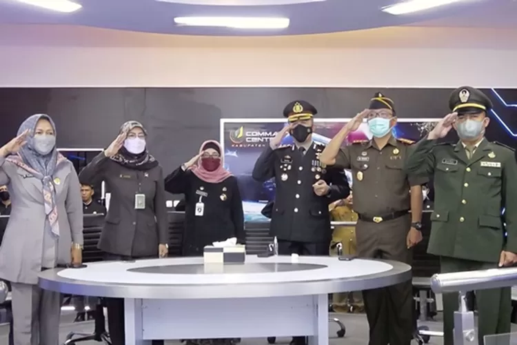 Pj Bupati Batang, Lani Dwi Rejeki bersama Forkopimda ikuti upacara&nbsp;Hari Lahir Pancasila secara virtual di ruang Commend Center Kantor Pemkab Batang, Rabu 1 Juni 2022.  (Muslihun/Kontributor Batang)