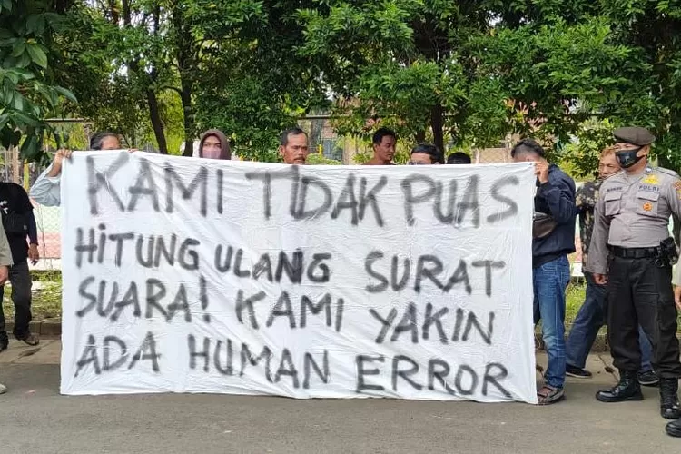 Warga Kalipucang Kulon bentangkan spabduk di depan Kantor Dispermades Batang. Foto: Muslihun kontributor Batang.&nbsp;