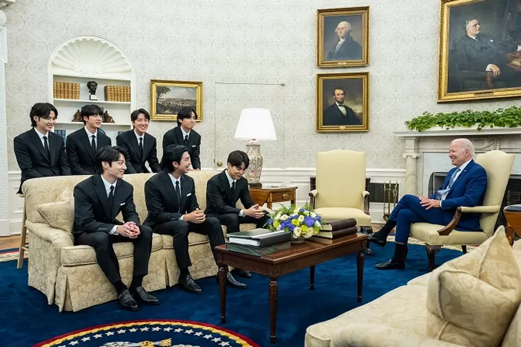  BTS berbincang dengan Presiden Joe Biden di Gedung Putih (Twitter /@POTUS)