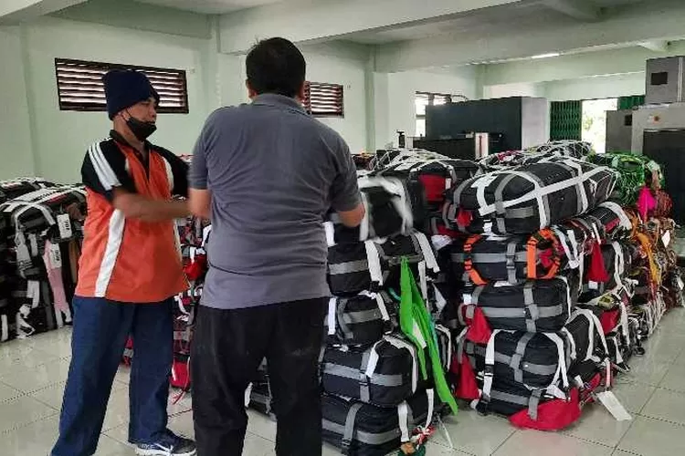 Petugas tengah menata koper-koper milik jemaah calon haji kloter satu dan dua yang sudah tiba di Asrama Haji Donohudan (Endang Kusumastuti)