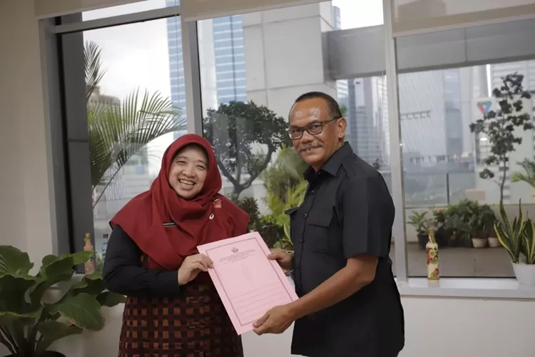 Ketua Umum KONI DKI Jakarta menyerahkan SK Kerjasama pendidikan atlet kepada Kepala Dinas Pendidikan DKI Jakarta Nahdiana.
