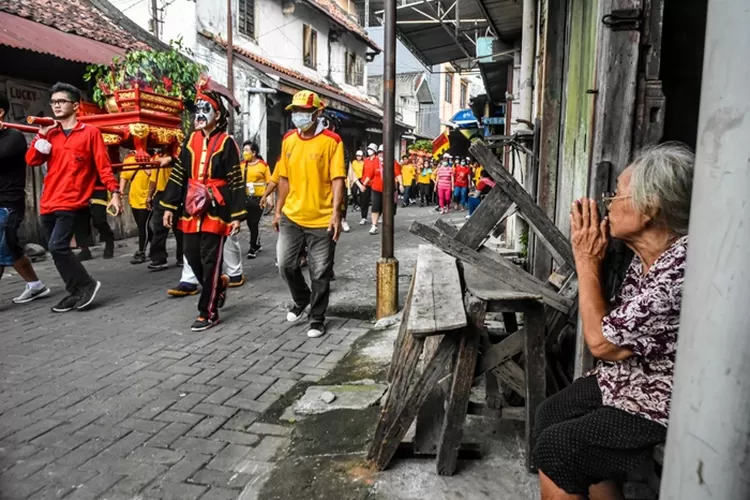 Lansia di Pecinan Semarang mengharap berkah dan meminta abu dalam Kirab Dewa Obat sebagai penyembuh.  (Ayosemarang.com/ Audrian Firhannusa)