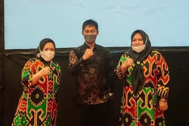 "Dua Peserta Rakernis Pengelolaan Aset Desa asal Luwu Utara saat mengenakan salah satu motif batik Rongkong, Luwu Utara (Dok. Istimewa)