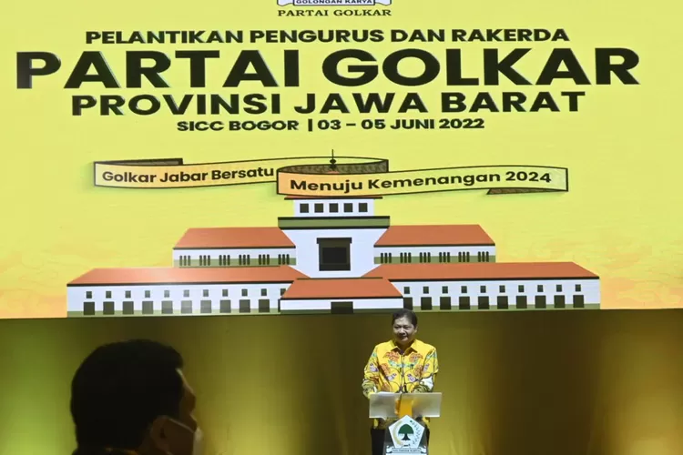 Ketum Golkar, Airlangga Hartarto saat berpidato di acara pelantikan Ketua DPD Golkar Jawa Barat.