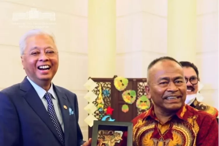 Ketua Umum PWI Pusat Atal Sembiring Depari menyerah cendera mata kepada Perdana Menteri Malaysia Dato&rsquo; Ismail Sabri Yakoob (Ist)