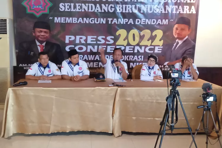 Sekjen MPN Selendang Biru Nusantara (SBN) Hamdan (kedua dari kiri) dan Ketua umum MPN Selendang Biru Nusantara AM Nuhuyanan (tengah). 