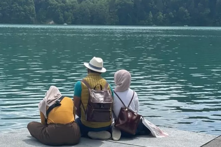 Ridwan Kamil dan keluarga di Sungai Aare, Swiss. 