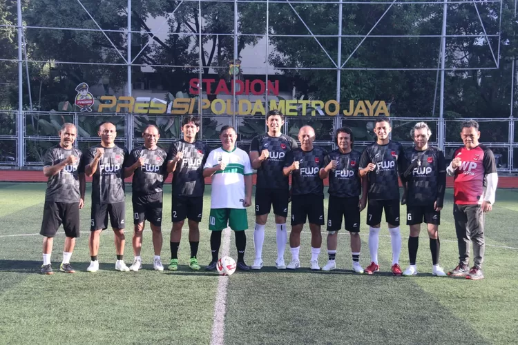Tim mini soccer Polda Metro Jaya dan Forum Wartawan Polri dan Mantan Timnas era 80an pertandingan persahabatan. (Sadono)