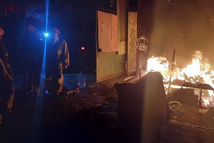 Kebakaran di Kiarandong (Humas: Diskar PB Kota Bandung)