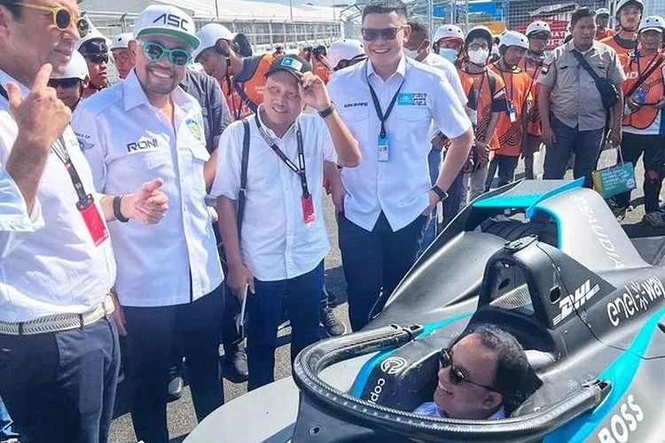 Anies dan Ahmad Sahroni saat mencek kesiapan Formula E sebelum balapan (dok, Panitia Formula E)