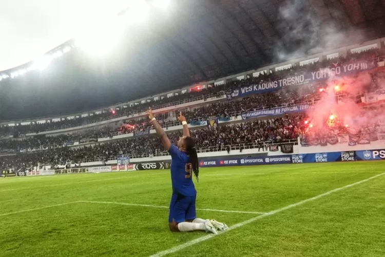 Brace Carlos Fortes membuat PSIS Semarang mengalahkan Arema FC 2-1 dalam laga uji coba di Stadion Jatidiri, Sabtu 4 Juni 2022. (Ayosemarang.com/Audrian Firhannusa)