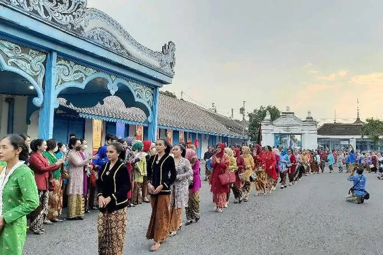 Ratusan ibu-ibu dan remaja putri berkebaya mengikuti Parade Kebaya Nasional di Keraton Surakarta (Endang Kusumastuti)