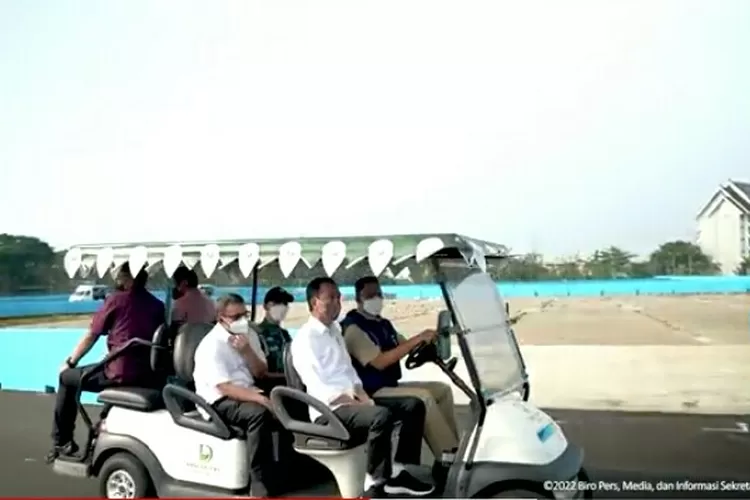 Presiden Jokowi saat meninjau lintasan Sirkuit Formula E Ancol, Jakarta. (Tangkapan layar YouTube Sekretariat Presiden )