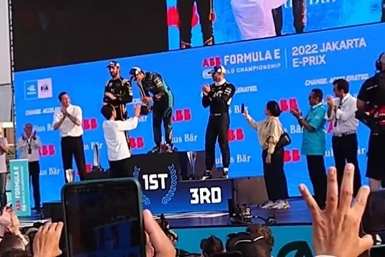 Presiden Joko Widodo menyerahkan piala pemenang Formula E.