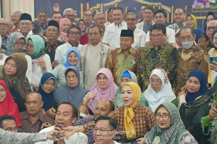 Mantan Menaker Abdul Latif  (berkompiah -tengah) menghadiri  acara halal bihalal alumni APP lintas angkatan di Jakarta Selatan, Minggu (5/6/2022). 