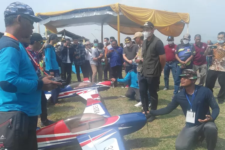 Bupati Kendal membuka jambore aeromodelling di desa Sumbersari Ngampel.  (Edi Prayitno / kontributor Kendal)