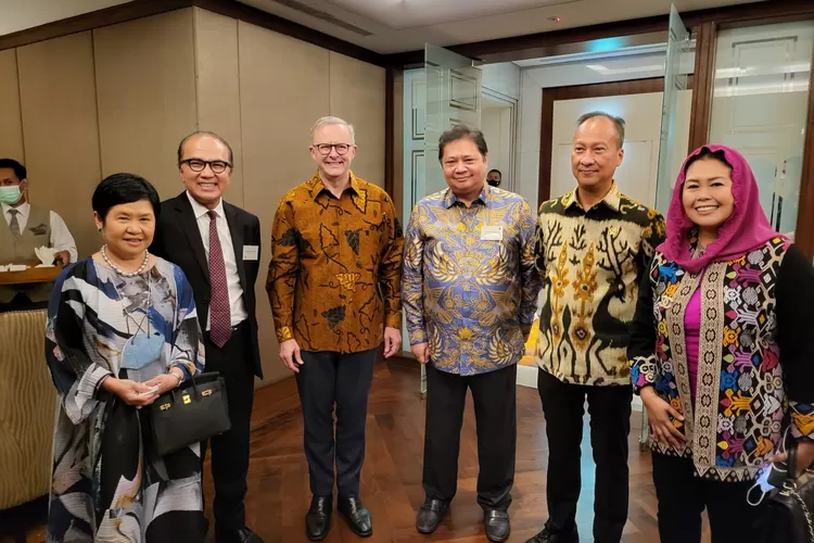 Menko Perekonomian Airlangga Hartarto (ketiga dari kanan) menjelaskan tentang posisi strategis Indonesia dalam pemulihan ekonomi dunia (Ist) (Ist)