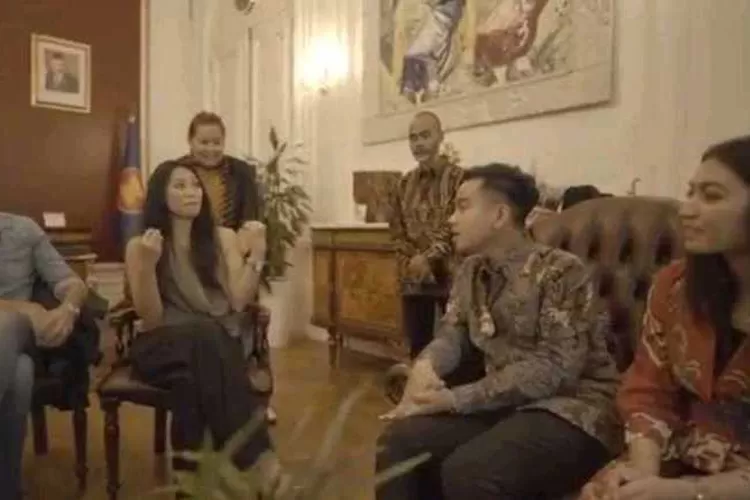 Wali Kota Solo Gibran Rakabuming Raka bertemu penyanyi internasional Anggun C Sasmi di Paris (Endang Kusumastuti)