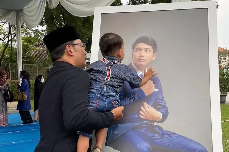 Ridwan Kamil dan Arkana memandangi foto Eril/Pemprov Jawa Barat.