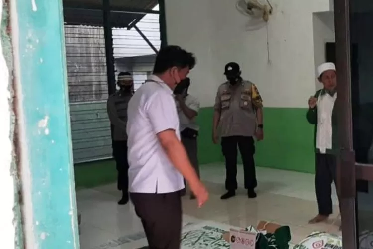 Aparat Subdit I Kamneg Direktorat Reserse Kriminal Umum Polda Jatim menggeledah markas organisasi masyarakat Khilafatul Muslimin Surabaya Raya yang terletak Jalan Gadel Madya, Surabaya, Rabu (8/6/2022).  (ANTARA/HO-Polda Jatim)