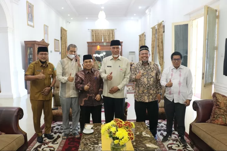 Gubernur Lepas sembilan orang Tim Pemandu Haji Daerah (TPHD) yang akan mendampingi jemaah haji asal Sumatera Barat  (Diskominfotik Sumbar)