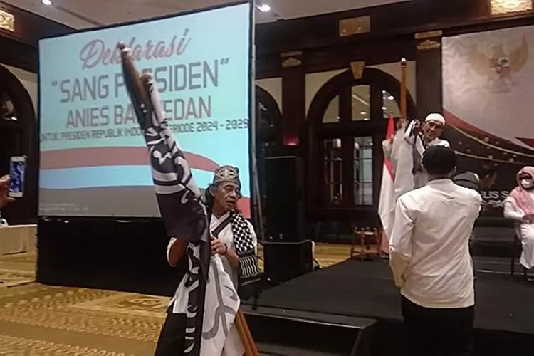 Bendera mirip organisasi terlarang Hizbut Tahrir Indonesia (HTI) dicopot dari atas panggung usai adanya protes atas pemasangannya di acara deklarasi Gubernur DKI Jakarta Anies Baswedan sebagai Presiden 2024 di Hotel Bidakara, Jakarta, Rabu (7/6/2022). (Tempo.co)